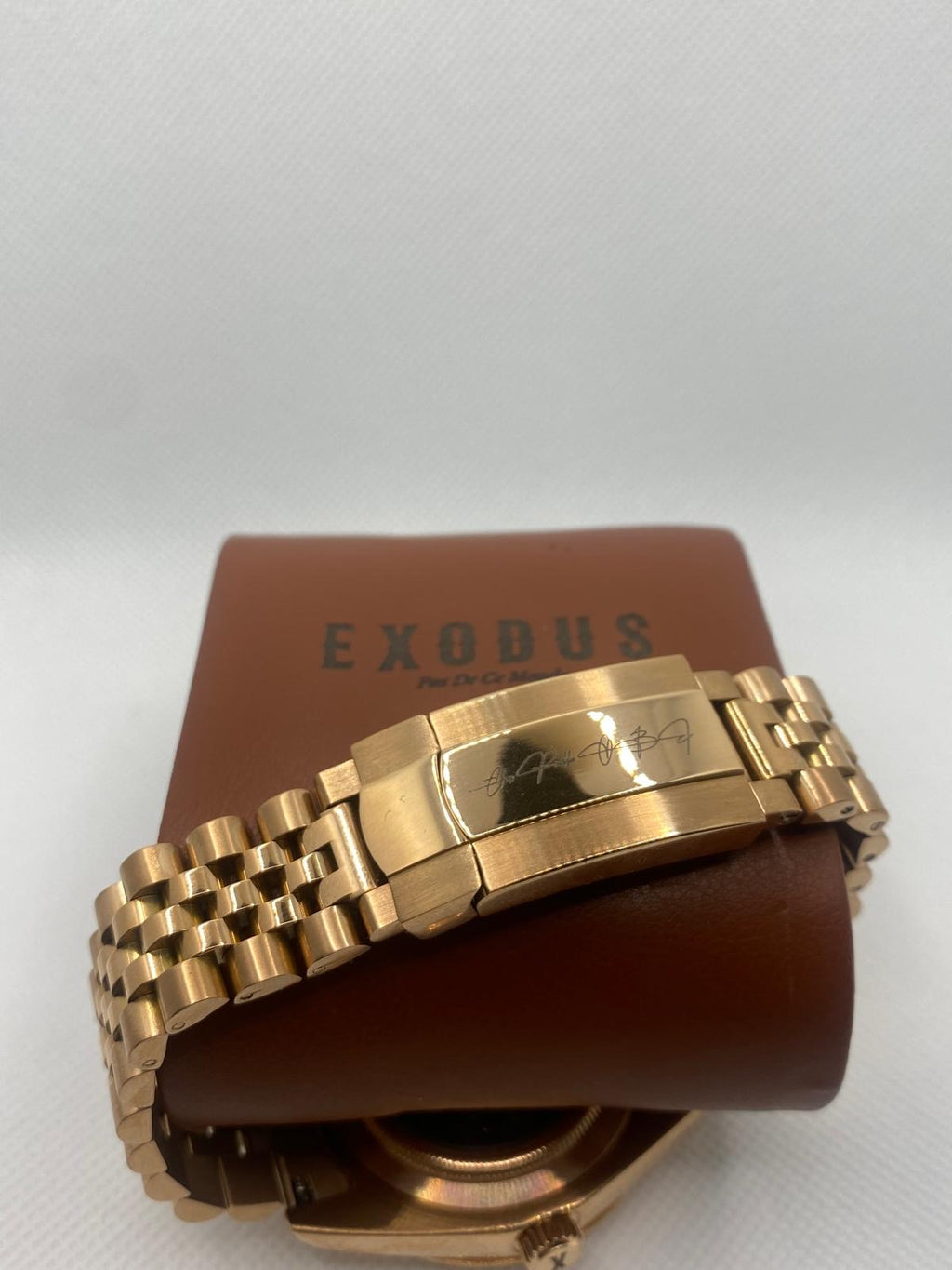 Clothing and accessories from Exodus Pas De Ce Monde – unisex streetwear including t-shirts, jackets, sunglasses, jewelry, bags, and headwear designed for everyday wear and bold urban fashion.