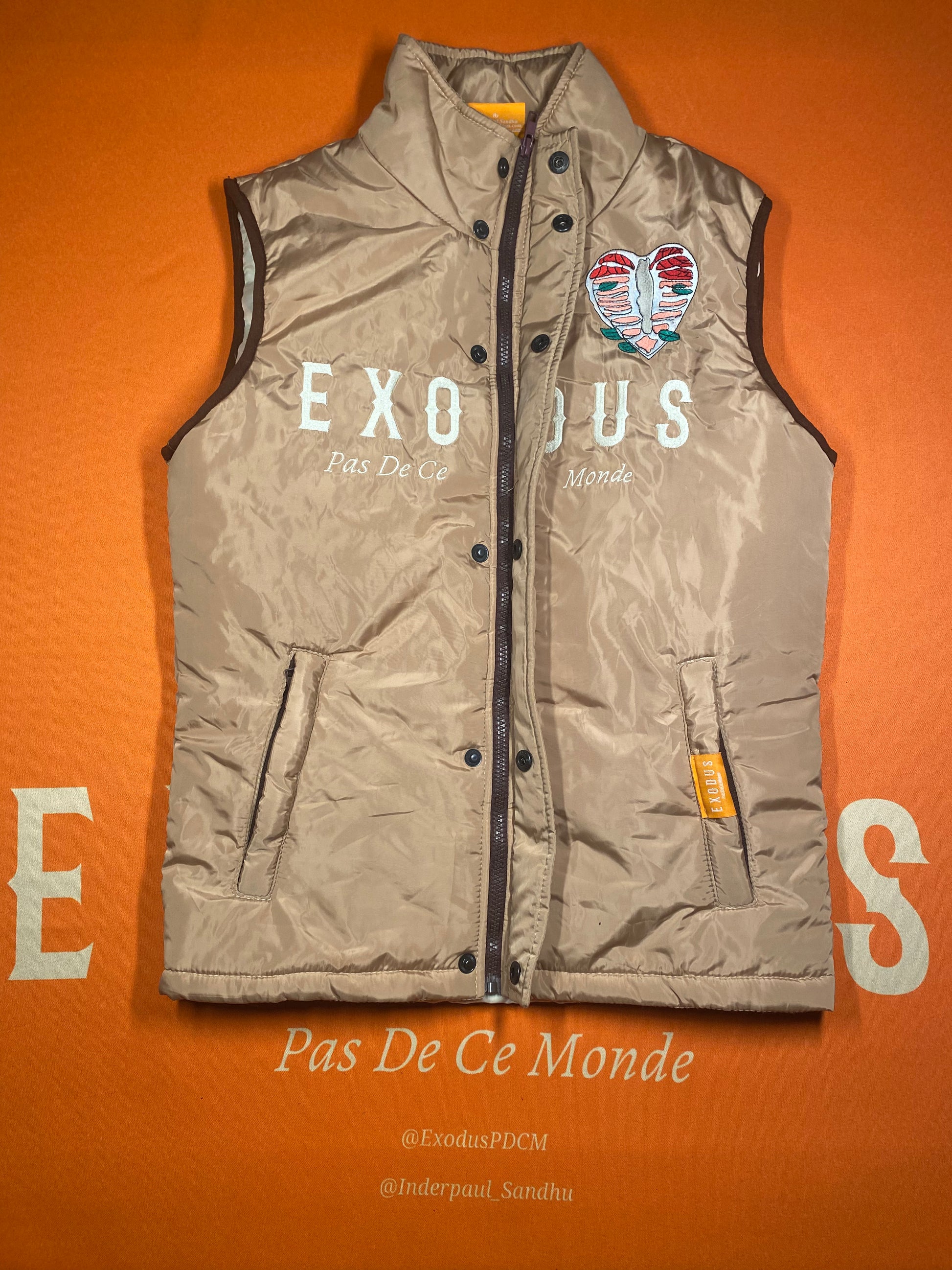 Clothing and accessories from Exodus Pas De Ce Monde – unisex streetwear including t-shirts, jackets, sunglasses, jewelry, bags, and headwear designed for everyday wear and bold urban fashion.