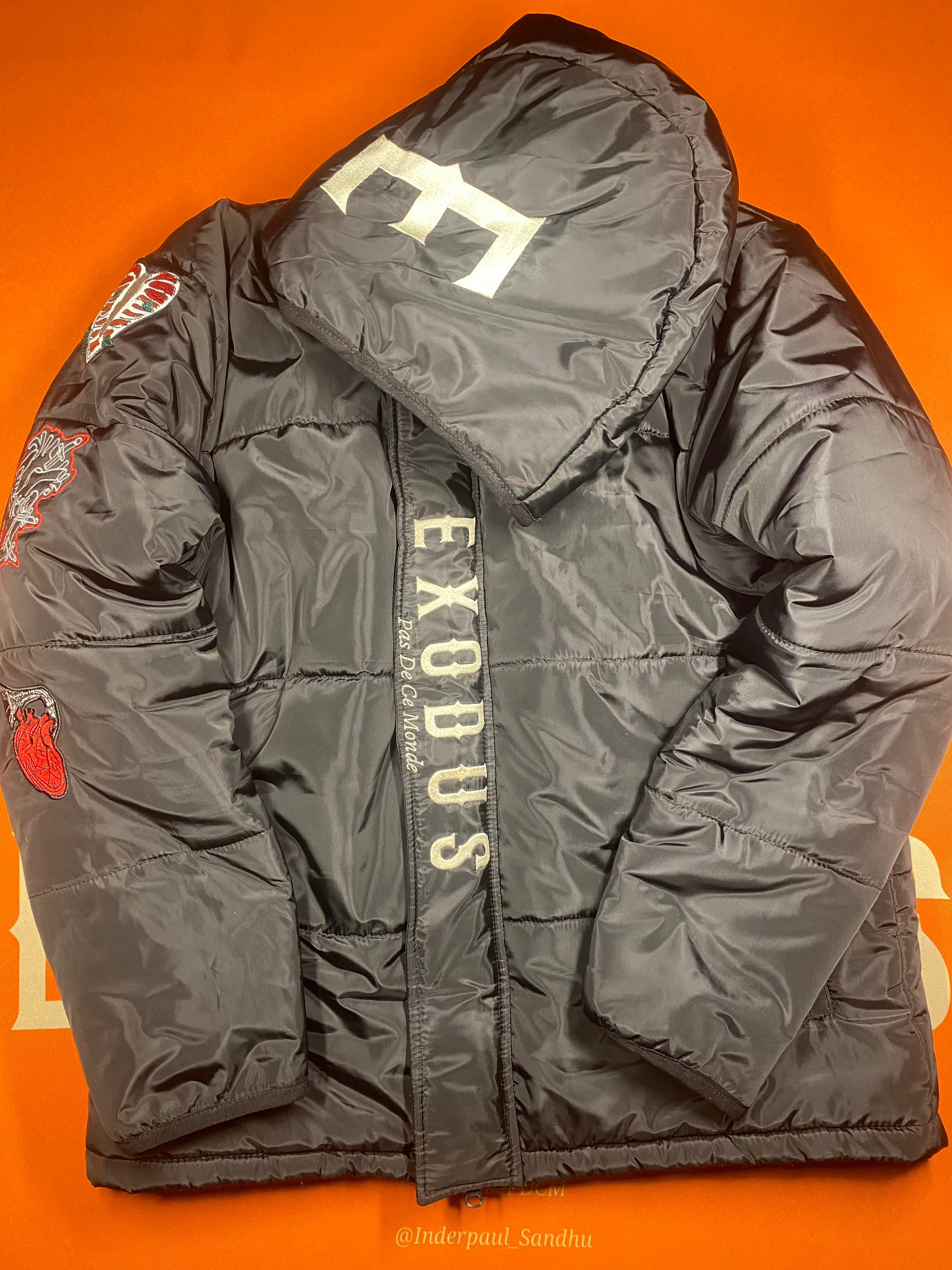 Clothing and accessories from Exodus Pas De Ce Monde – unisex streetwear including t-shirts, jackets, sunglasses, jewelry, bags, and headwear designed for everyday wear and bold urban fashion.