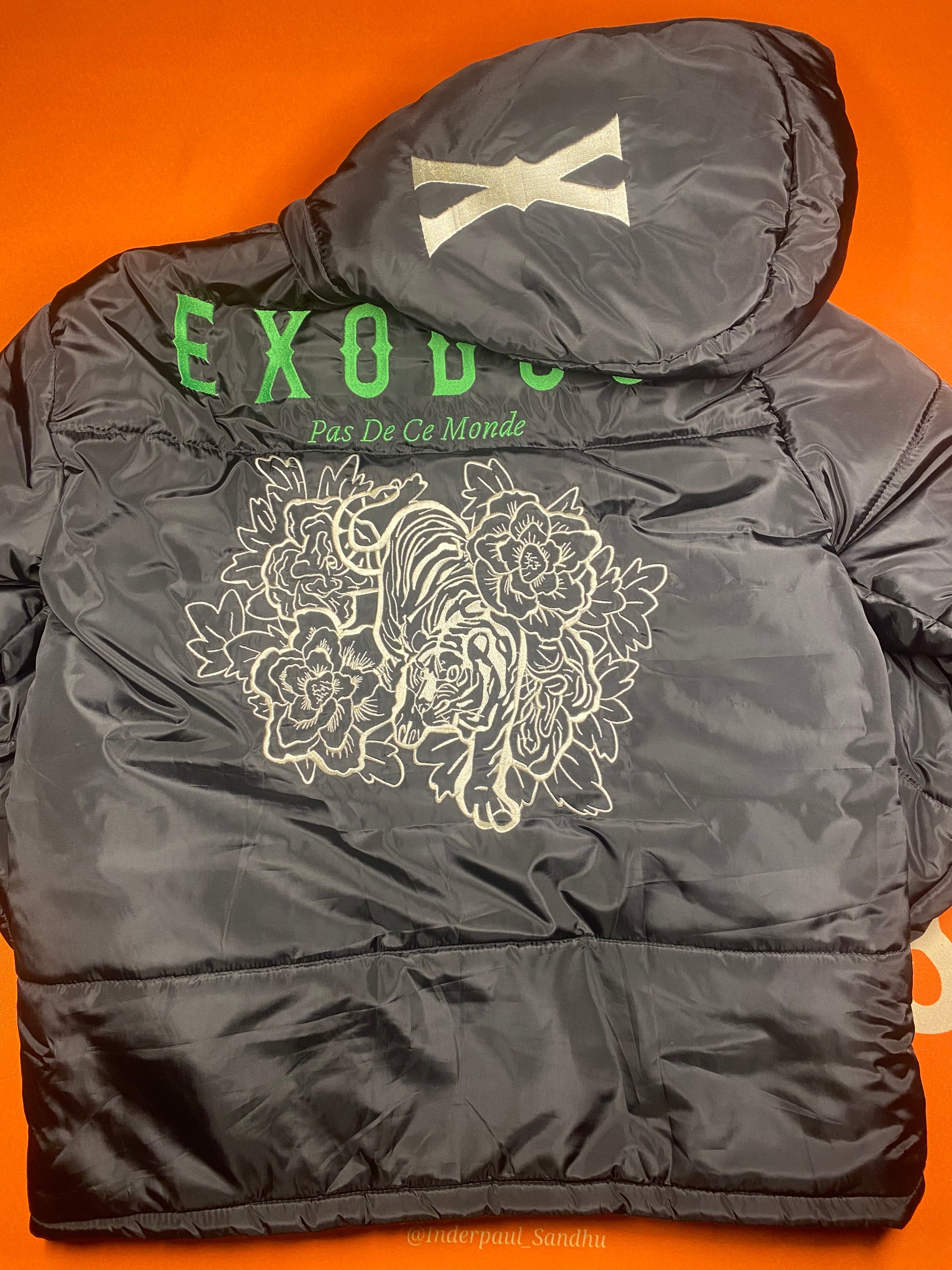 Clothing and accessories from Exodus Pas De Ce Monde – unisex streetwear including t-shirts, jackets, sunglasses, jewelry, bags, and headwear designed for everyday wear and bold urban fashion.