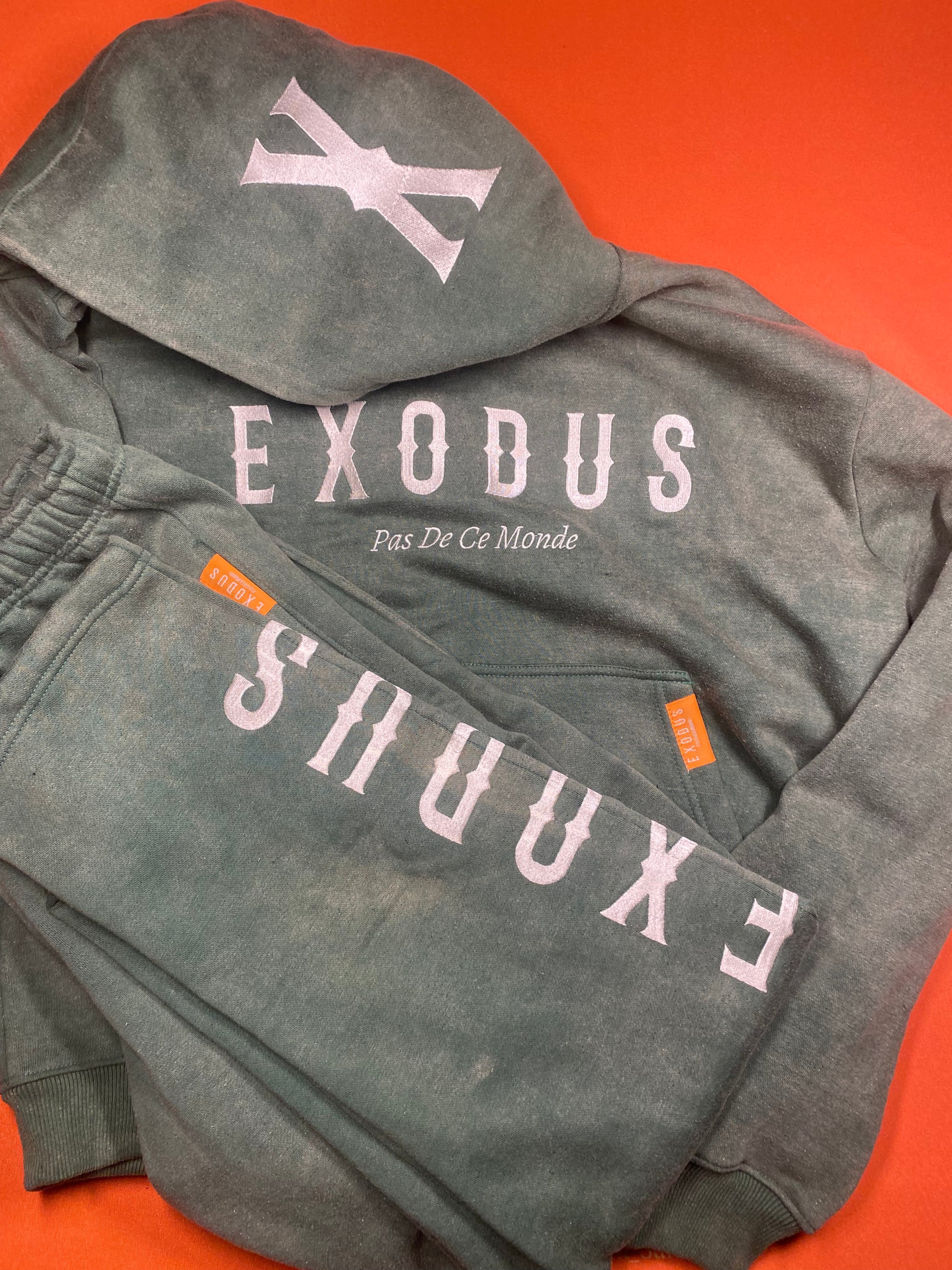 Clothing and accessories from Exodus Pas De Ce Monde – unisex streetwear including t-shirts, jackets, sunglasses, jewelry, bags, and headwear designed for everyday wear and bold urban fashion.
