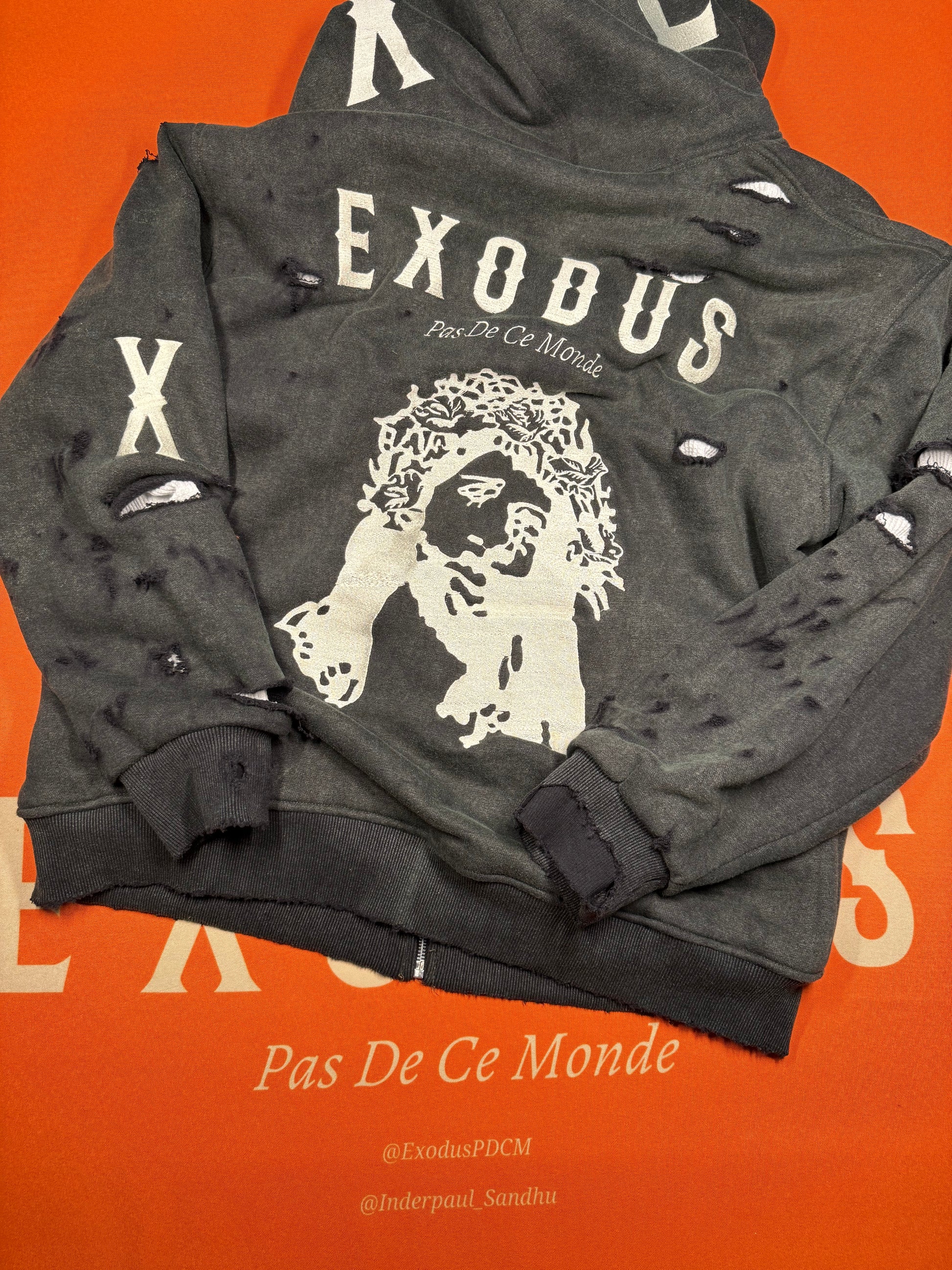 
Clothing and accessories from Exodus Pas De Ce Monde – unisex streetwear including t-shirts, jackets, sunglasses, jewelry, bags, and headwear designed for everyday wear and bold urban fashion.