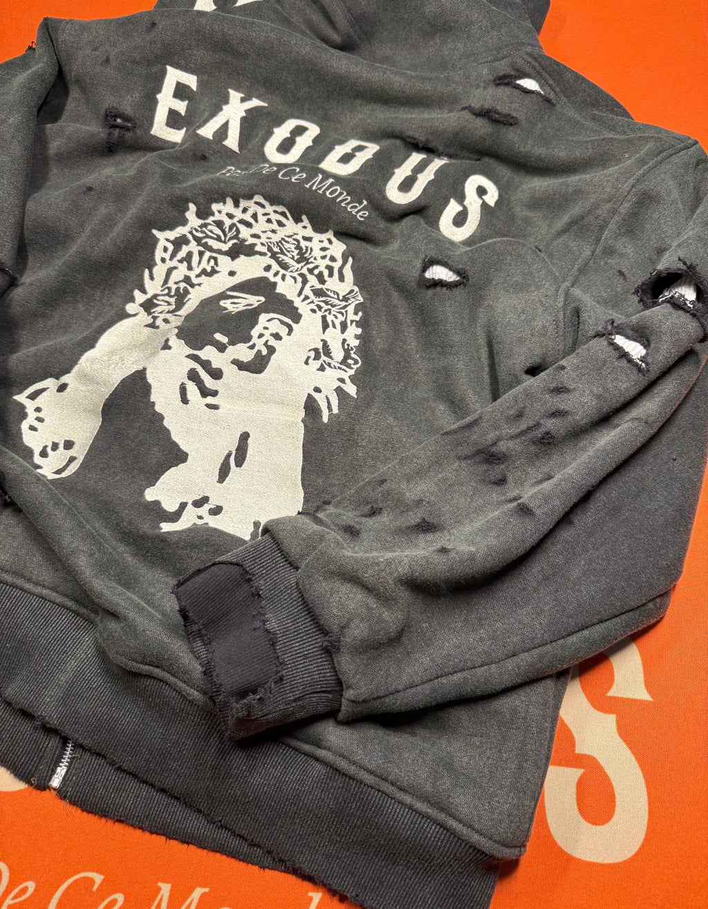 
Clothing and accessories from Exodus Pas De Ce Monde – unisex streetwear including t-shirts, jackets, sunglasses, jewelry, bags, and headwear designed for everyday wear and bold urban fashion.