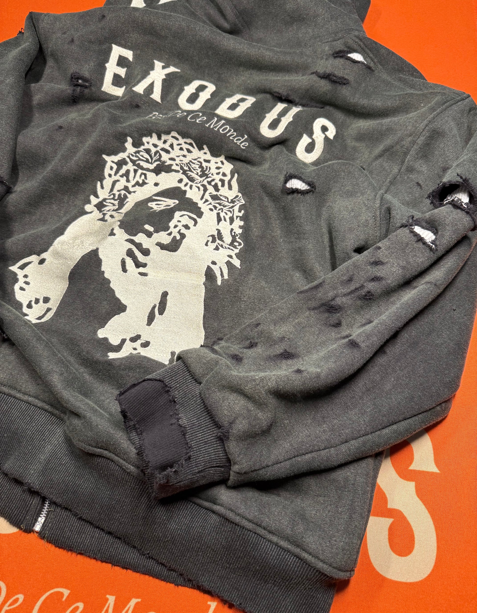 
Clothing and accessories from Exodus Pas De Ce Monde – unisex streetwear including t-shirts, jackets, sunglasses, jewelry, bags, and headwear designed for everyday wear and bold urban fashion.