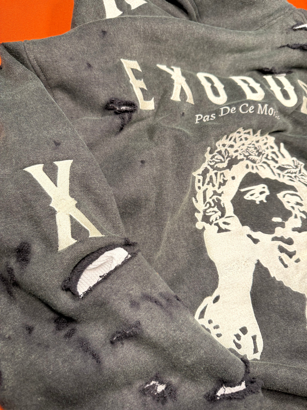 
Clothing and accessories from Exodus Pas De Ce Monde – unisex streetwear including t-shirts, jackets, sunglasses, jewelry, bags, and headwear designed for everyday wear and bold urban fashion.