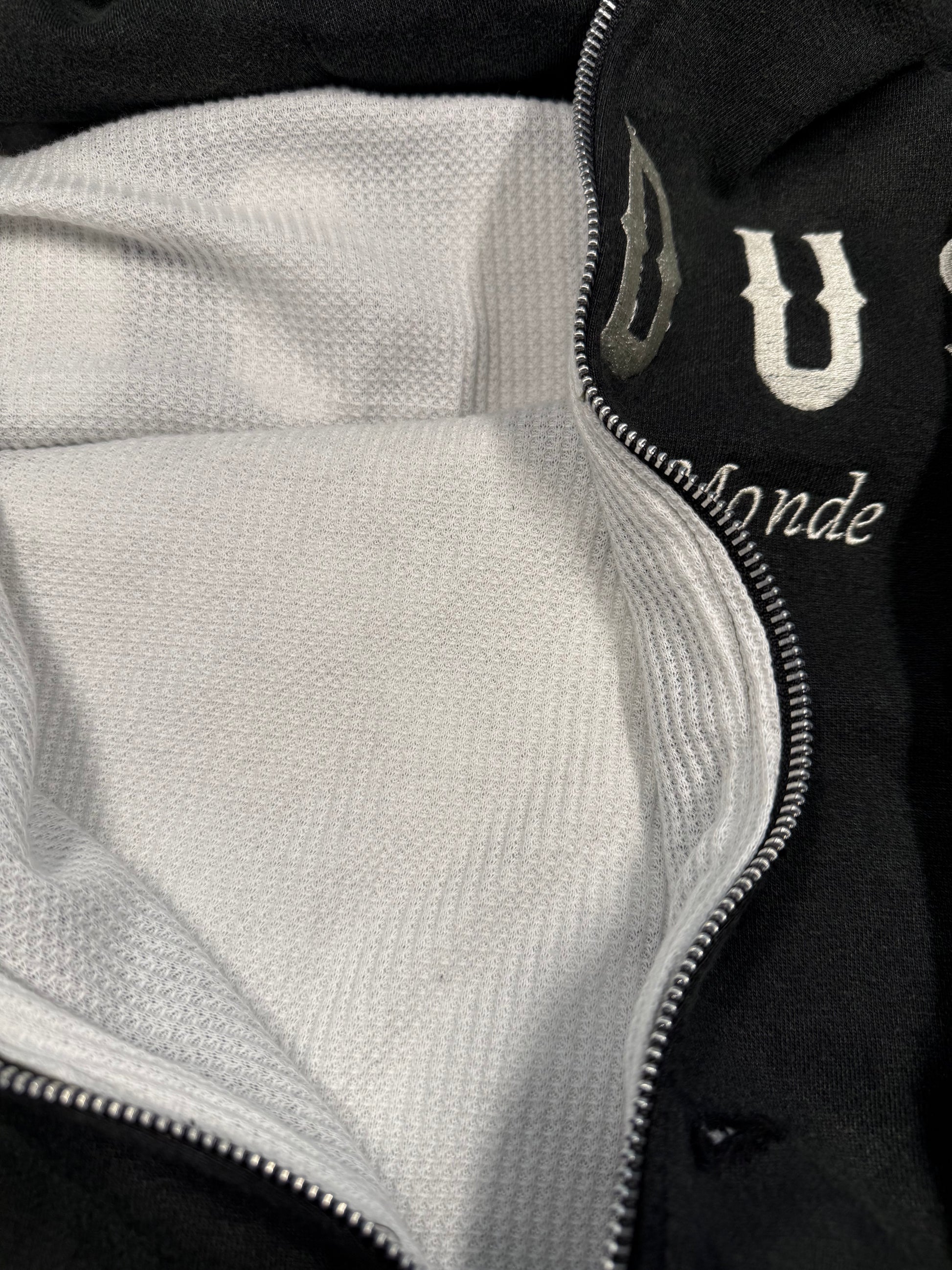 
Clothing and accessories from Exodus Pas De Ce Monde – unisex streetwear including t-shirts, jackets, sunglasses, jewelry, bags, and headwear designed for everyday wear and bold urban fashion.