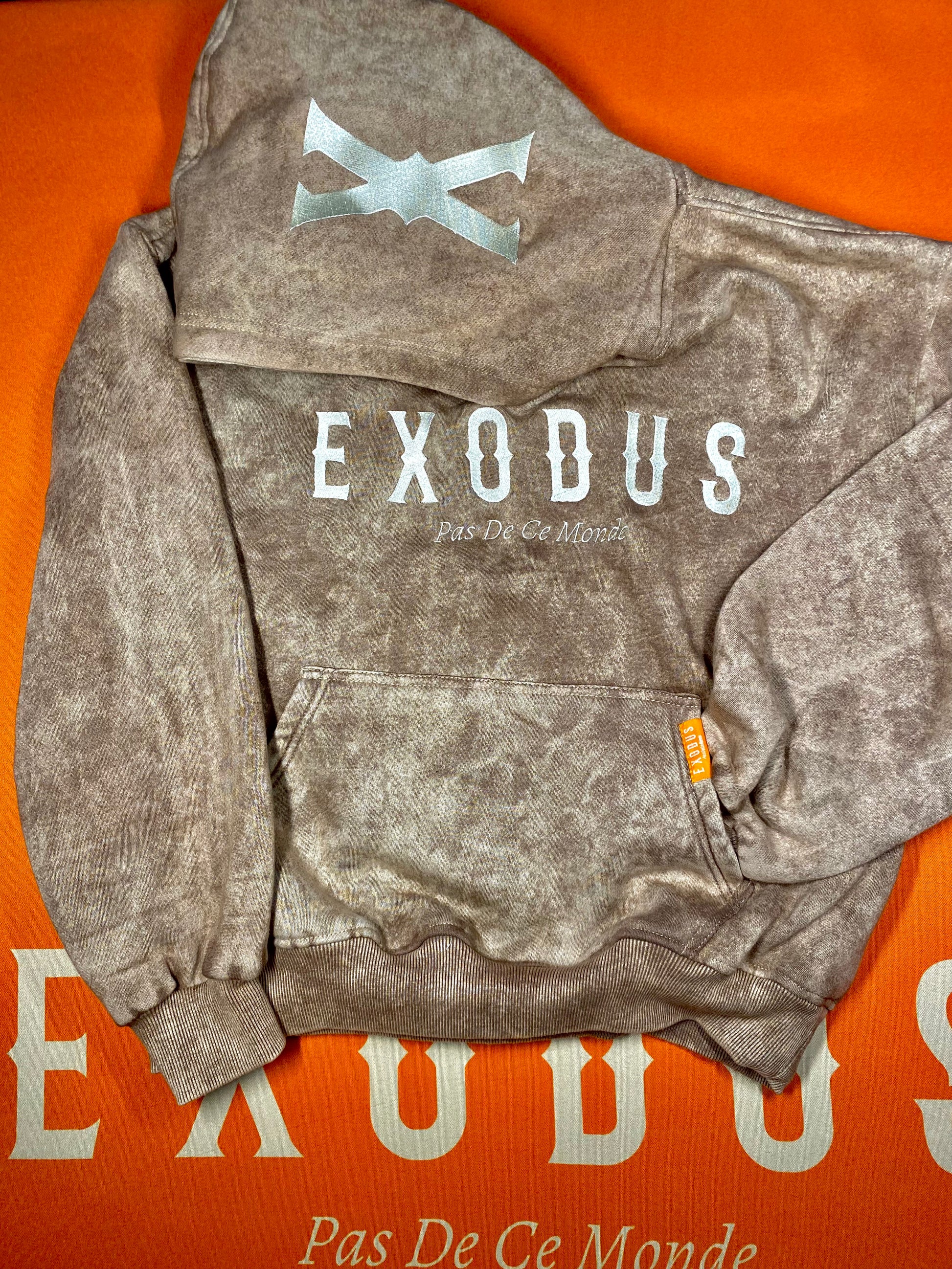 Clothing and accessories from Exodus Pas De Ce Monde – unisex streetwear including t-shirts, jackets, sunglasses, jewelry, bags, and headwear designed for everyday wear and bold urban fashion.