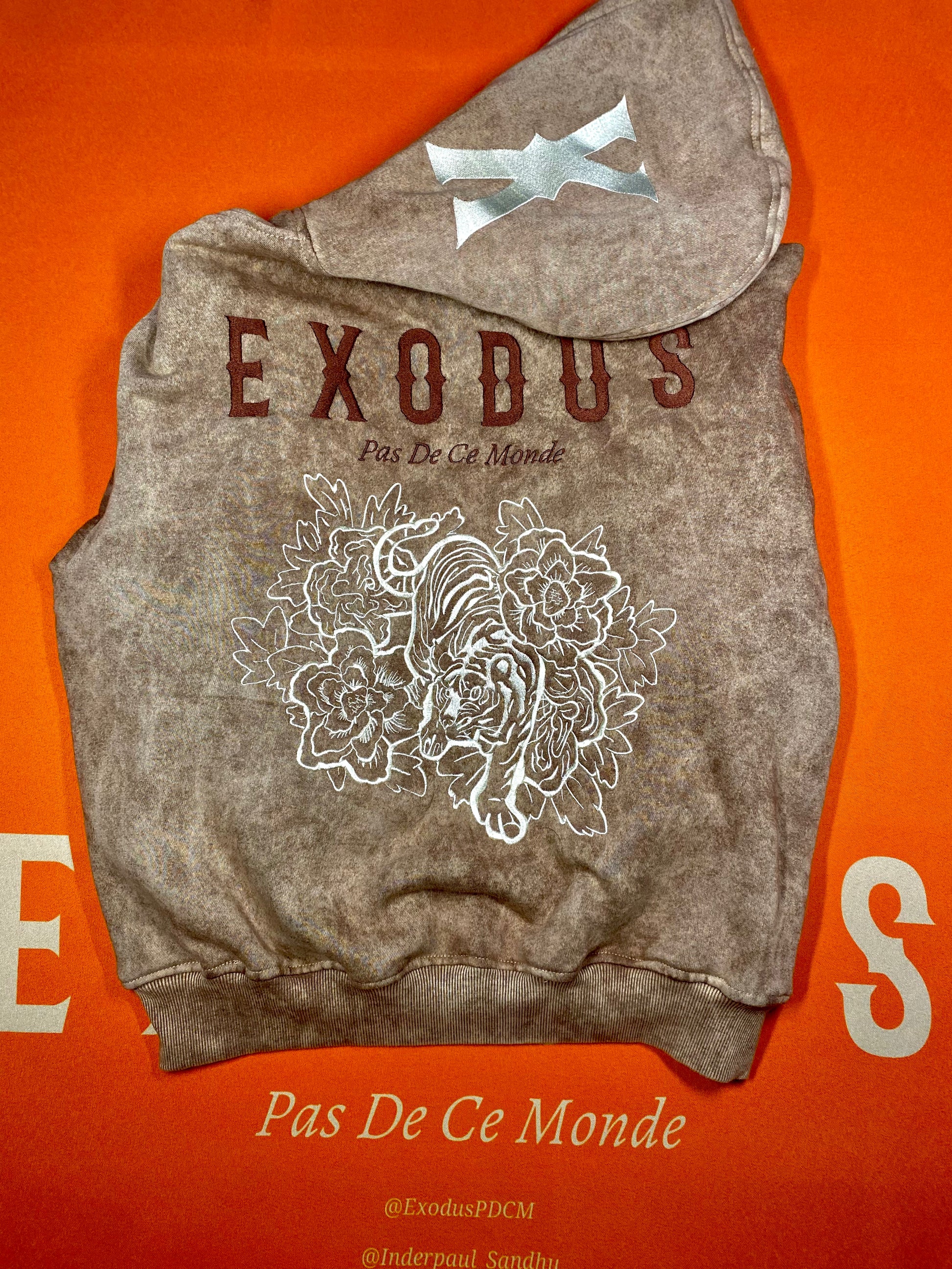 Clothing and accessories from Exodus Pas De Ce Monde – unisex streetwear including t-shirts, jackets, sunglasses, jewelry, bags, and headwear designed for everyday wear and bold urban fashion.