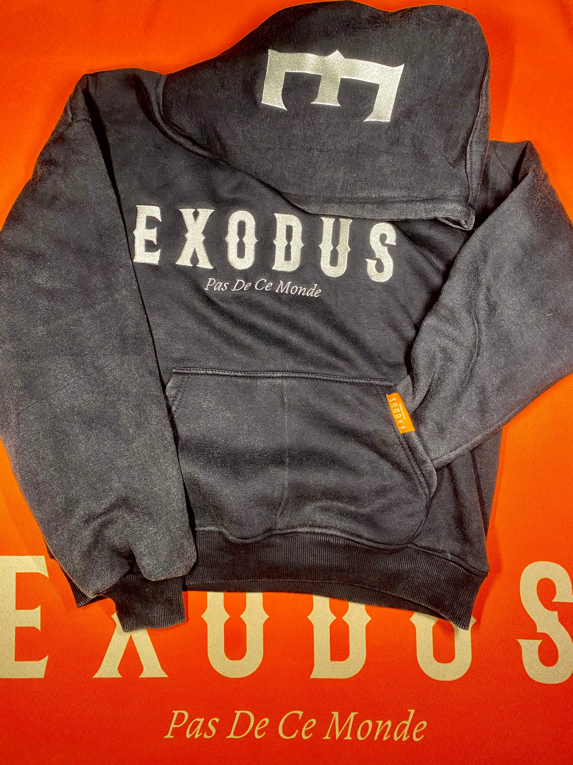 Clothing and accessories from Exodus Pas De Ce Monde – unisex streetwear including t-shirts, jackets, sunglasses, jewelry, bags, and headwear designed for everyday wear and bold urban fashion.
