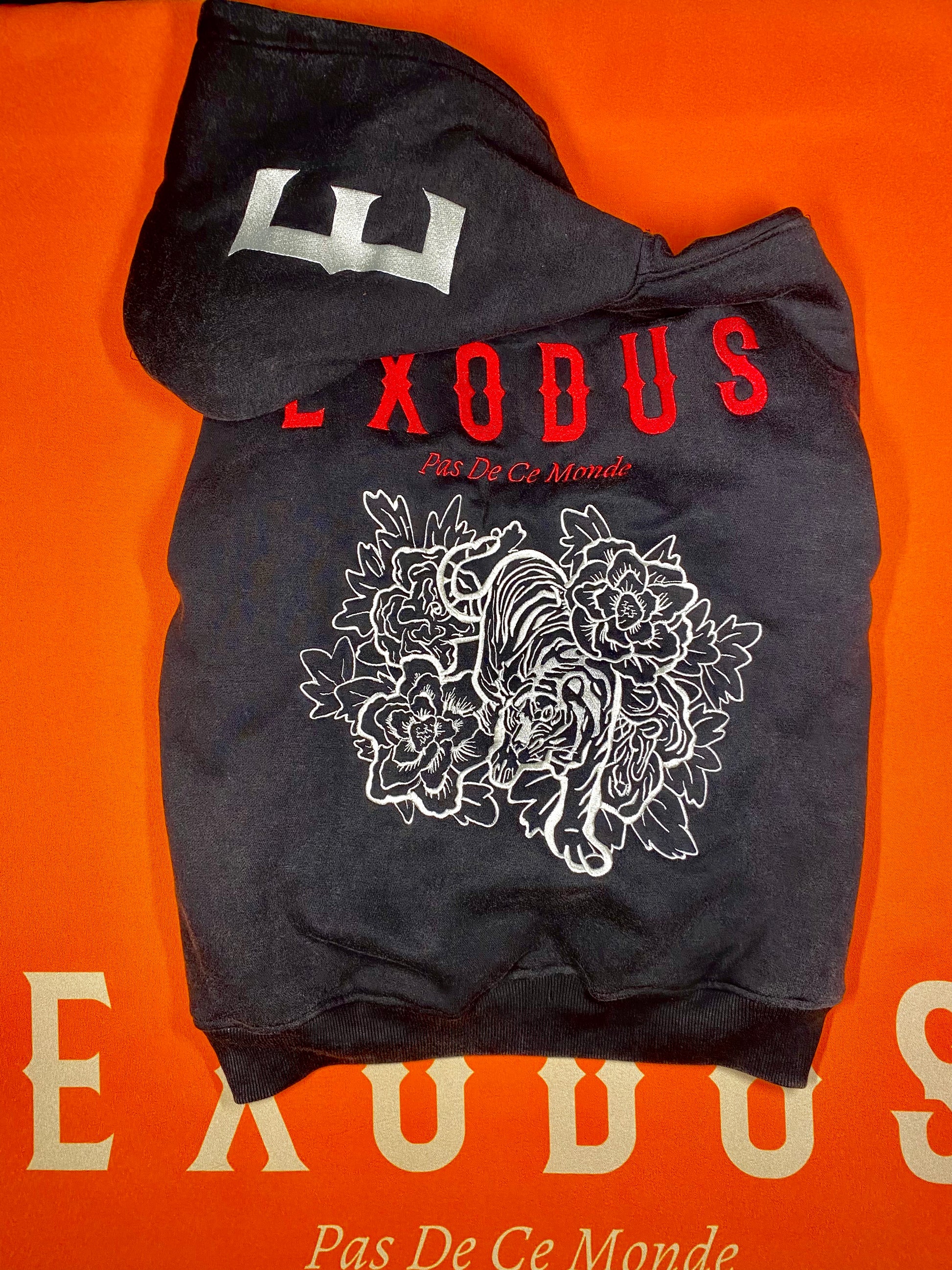 Clothing and accessories from Exodus Pas De Ce Monde – unisex streetwear including t-shirts, jackets, sunglasses, jewelry, bags, and headwear designed for everyday wear and bold urban fashion.
