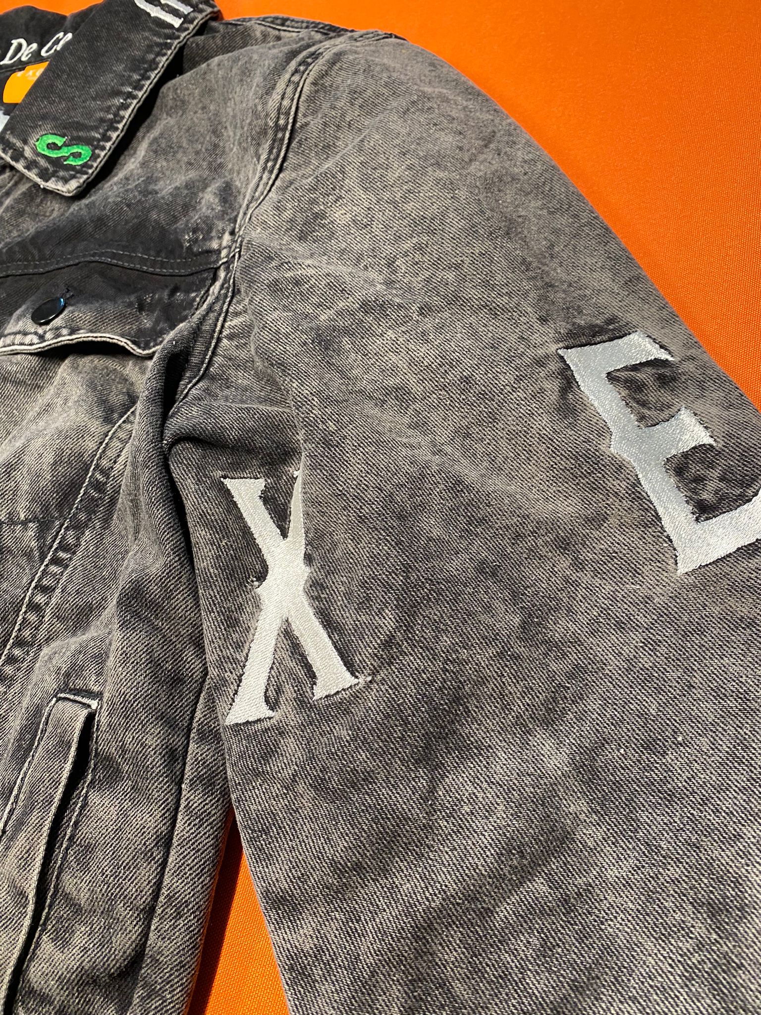Clothing and accessories from Exodus Pas De Ce Monde – unisex streetwear including t-shirts, jackets, sunglasses, jewelry, bags, and headwear designed for everyday wear and bold urban fashion.

