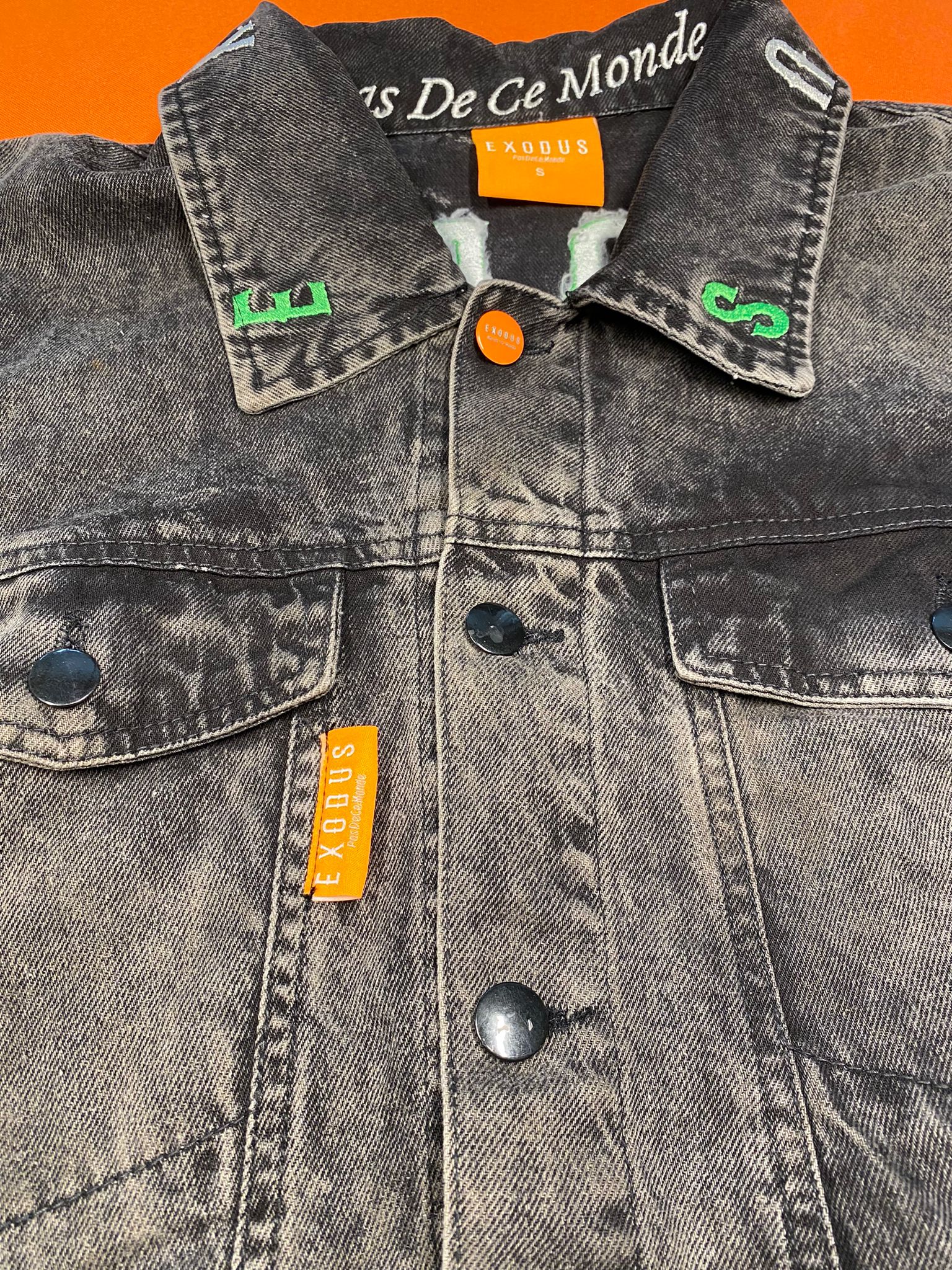 Clothing and accessories from Exodus Pas De Ce Monde – unisex streetwear including t-shirts, jackets, sunglasses, jewelry, bags, and headwear designed for everyday wear and bold urban fashion.
