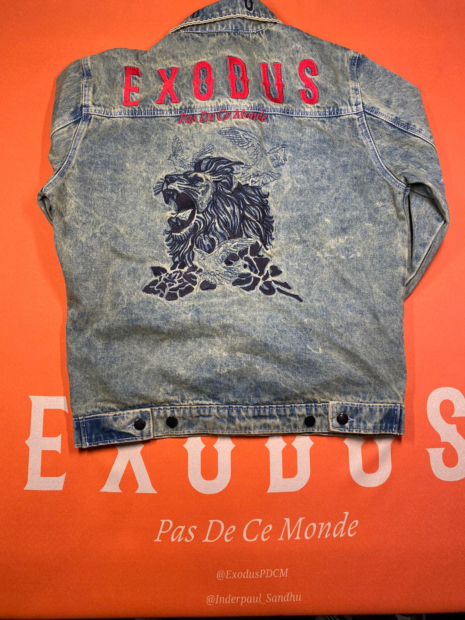 Clothing and accessories from Exodus Pas De Ce Monde – unisex streetwear including t-shirts, jackets, sunglasses, jewelry, bags, and headwear designed for everyday wear and bold urban fashion.
