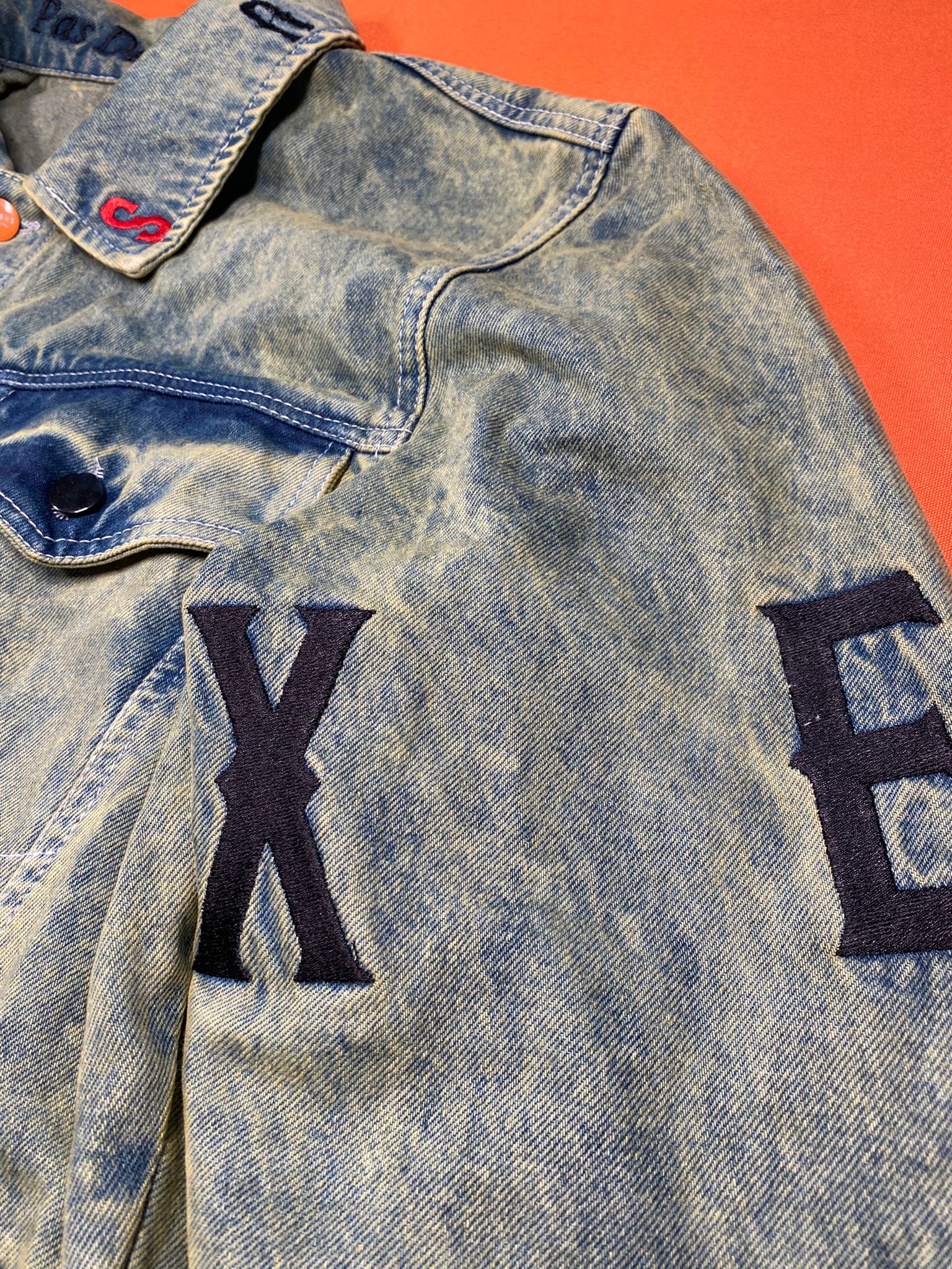Clothing and accessories from Exodus Pas De Ce Monde – unisex streetwear including t-shirts, jackets, sunglasses, jewelry, bags, and headwear designed for everyday wear and bold urban fashion.
