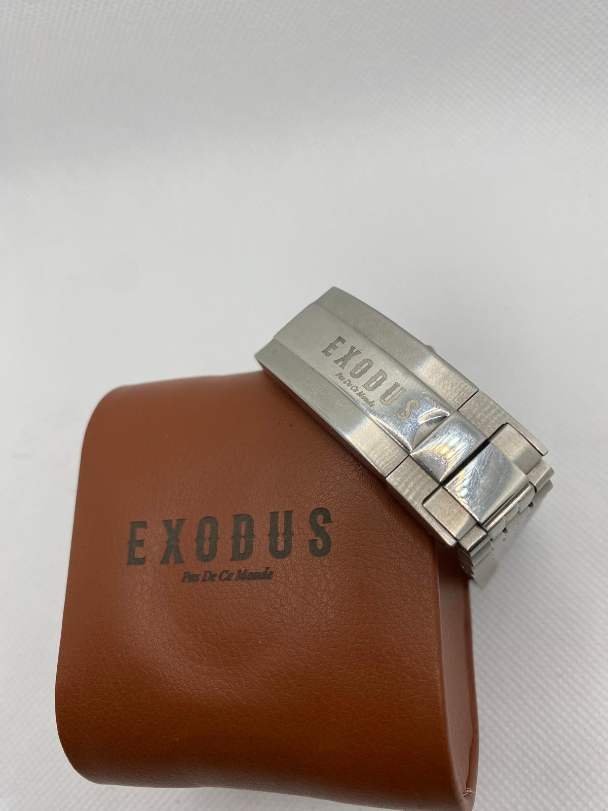 Clothing and accessories from Exodus Pas De Ce Monde – unisex streetwear including t-shirts, jackets, sunglasses, jewelry, bags, and headwear designed for everyday wear and bold urban fashion.